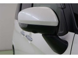 バイカラーでお洒落なウインカーミラーです。ウインカーミラーはお洒落なだけでなく、対向車や歩行者からの視認性が良く安全性が向上し、事故防止にもつながります。