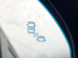 【ブラインドスポットインフォメーション】走行中、ドアミラーの死角になりやすい箇所に後続車が接近するとサイドミラー付近に警告を表示、ドライバーに注意喚起をしてくれます。