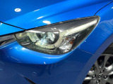 【LEDヘッドライト】悪天候や夜間走行時も良好な視界を確保し安心して運転できる高輝度LEDヘッドライトを装備!点灯速度が早く、消費電力も抑えられています。