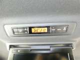 後席用にもオートエアコンの吹き出し口があり快適です。どの席に座っても快適なドライブが楽しめます♪