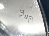 【ブラインドスポットモニター】走行中、ドアミラーの死角になりやすい箇所に後続車が接近するとサイドミラーのレンズに警告を表示!ドライバーに注意喚起をしてくれます。