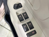 【電動格納ミラー】サイドミラーは電動格納式となっており、狭い駐車場でもキズがつくリスクを抑えられます。