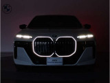 【キドニーグリル】BMWは約90年もの間、ほぼ全ての車両にひと目でBMWだと分かるこの特徴的なフロントグリルが備えられ、デザイン・アイコンとして親しまれてきました。
