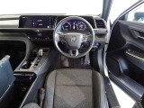 革巻きステアリングで快適な操作性の運転席です。