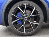 235/40R19タイヤ/8Jx19アルミホイール、ブルーブレーキキャリパー