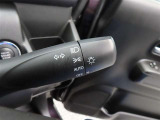 スイッチをオートに設定しておけば、車外の明るさに応じて自動的にヘッドランプを点灯・消灯します。夕暮れ時やトンネルの続く山道などを走行する時に便利なコンライトを装備しています。