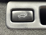 【パワーバックドア】スマートキーや運転席のボタンを押すだけでリアゲートが自動で開閉します!荷物を持っている時や、高い位置にあるバックドアを閉める際に便利な機能です♪