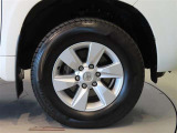 純正のアルミホイール装着車です。タイヤサイズは265/65R17です。