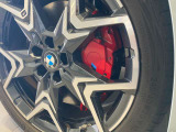 BMWの純正アロイホイールは軽量かつ強度にも優れているホイールで走行性能を引き上げる設計になっております。足元にもBMWは妥協がなくこだわっている個所になります。