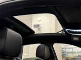 パノラマ ルーフ システム搭載で空気の入れ替えができたり、自然光が入るので車内が明るくなり気持ちよくドライブができます。