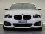 【キドニーグリル】BMWの代名詞。一目見ただけでBMWであると認識できる確固たるアイコンとして存在感を放ちます。