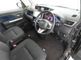 シンプルで使いやすいデザインの運転席です。