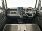 【インパネ】運転のしやすさを最優先に設計された見晴らしの良いフロントビュー。車両間隔が掴みやすく狭い道でも安心♪「安全」と「品質」を最優先に、安心してお乗りいただけるクルマを提供いたします。