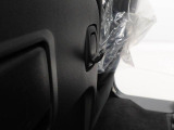 助手席シートバックの荷物フック。手荷物をサッとかけたり、車内の置き傘や、ボックスティッシュの吊るし収納としても便利にお使いいただけます。