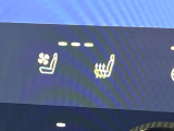 【シートベンチレーション】夏場は涼しい風でお尻や背中の熱やムレを防ぎ、冬はエアコンよりも早く温まってポカポカに!季節を問わず快適に過ごせます。
