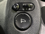 【電動格納ミラー】サイドミラーは電動格納式となっており、狭い駐車場でもキズがつくリスクを抑えられます。