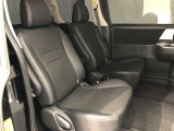 【後部座席】も当然、綺麗・清潔に仕上げております。内装の綺麗なお車は気持ちが良いですし、コンディションのいい車が多いです。これもオススメの1台です。
