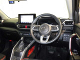 運転の際、常に目にする部分だけにシックで飽きのこないデザインが良いですね。