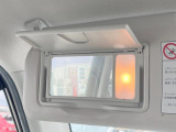 【バニティミラー】サンバイザー裏に設置されたミラーで身だしなみチェック!ちょっとしたメイク直しにも活躍します♪