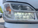 【LEDヘッドライト】悪天候や夜間走行時も良好な視界を確保し安心して運転できる高輝度LEDヘッドライトを装備!点灯速度が早く、消費電力も抑えられています。