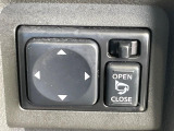【電動格納ミラー】サイドミラーは電動格納式となっており、狭い駐車場でもキズがつくリスクを抑えられます。