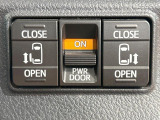 【両側パワースライドドア】スマートキーや運転席のスイッチで後席両側スライドドアの開閉が可能♪電動だから力を入れてドアを開ける必要が無く、小さなお子様でも簡単に開け閉めでき快適です♪