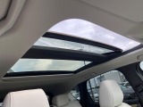 【大型サンルーフ】車内の解放感が一気に上がる大型のパノラマルーフ!季節を問わず開放的で快適なドライブをお楽しみいただけます。流通量も少なく希少価値の高い人気の装備です♪