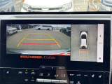 【パノラミックビューモニター】全方位モニターを装備し、車両の周囲を上空から見下ろすように映像で確認可能。駐車や狭い道での操作をサポートし、安全性を高めます。