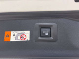 パワーバックドアです。荷物を持っていても、ボタンを押すだけで簡単に開閉ができます。