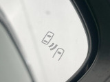 【ブラインドスポットモニター】走行中、ドアミラーの死角になりやすい箇所に後続車が接近するとサイドミラーのレンズに警告を表示!ドライバーに注意喚起をしてくれます。