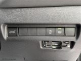 【パワーバックドア】荷物を抱えた状態でもリアゲートの開閉が可能です!お買い物時やアウトドアの際に役立ちますね。