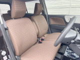 運転席まわりには十分なスペースがあり、大柄な方でもゆったり運転していただける環境です。