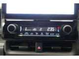 ★エアコンはオートタイプが装着済みです!オートモードにしておけば、車内温度を設定するだけで風の料や吹き出し口の切り替えを機械が行ってくれます!一年中快適な環境を作れますよ♪