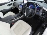 高級感のある美しいインテリアデザインの運転席です。
