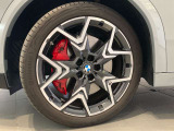 BMWの純正アロイホイールは軽量かつ強度にも優れているホイールで走行性能を引き上げる設計になっております。足元にもBMWは妥協がなくこだわっている個所になります。