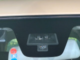 【スズキ セーフティサポート】走行中に前方の車両等を認識し、衝突しそうな時は警報とブレーキで衝突回避と被害軽減をアシスト。より安全にドライブをお楽しみいただけます。
