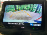 【バックカメラ】駐車時に後方がリアルタイム映像で確認できます。大型商業施設や立体駐車場での駐車時や、夜間のバック時に大活躍!運転スキルに関わらず、今や必須となった装備のひとつです!