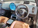 MINIの内装はとにかく『円』に拘ったデザインコンセプトが一目で伝わってきます。これほど円形に拘った車は他に御座いません。伝統のデザイン、トグルスイッチなど遊び心のある内装で御座います。