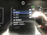 【リヤクロストラフィックオートブレーキ】駐車場から後退する際に自車の左右後方から接近してくる車両をレーダーで検知。 衝突の危険がある場合には自動でブレーキ制御を行うことで衝突被害軽減を支援します。