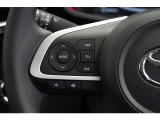 ステアリングスイッチ付き。前方から目を離すことなく操作することが可能です。