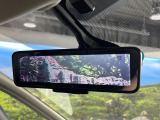 【インテリジェントルームミラー】後席の大きな荷物や同乗者で後方が確認しづらい時でも安心!カメラが撮影した車両後方の映像をルームミラー内に表示。クリアな視界で状況の確認が可能です!