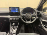 シンプルな運転席周りです。ハンドルを握ったままオーディオ操作などの変更が出来る、ステアリングスイッチ付き。画面を見ながらの操作は危ないですからね。。。