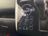 【オートエアコン】一度お好みの温度に設定すれば、車内の温度を検知し風量や温度を自動で調整。暑い&hellip;寒い&hellip;と何度もスイッチ操作をする必要はありません。快適な車内空間には必須の機能ですね♪