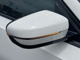 追い越し車線上を急接近してくる車両を認識してミラー内側に組み込まれたインジケータを点滅させドライバーに警告します。注意喚起に気づかず、ドライバーがそのまま車線を越えた場合には車線維持をサポートします。