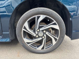 【純正ホイール】純正設計ならではの美しいデザインと精密な仕上げで、車両全体のスタイリングを引き立てます。