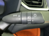 【オートライト】車外の明るさに応じて、自動的にライトの点灯・消灯をしてくれます。