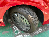 タイヤサイズは185/60R16です。日産純正ホイール装着車です。