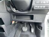 駐車ブレーキは指で操作する電動式です