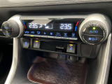 冬場に嬉しい運転席、助手席シートヒーター付きでポカポカ