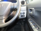 電動格納式ミラーです。ボタン一つで開閉できるのですれ違い時や駐車時に便利です!